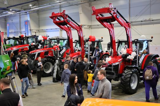 Agro - park. Pokaz nowoczesnego sprzętu rolniczego w halach Targów Lublin. 