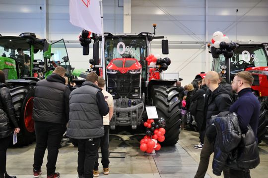 Agro - park. Pokaz nowoczesnego sprzętu rolniczego w halach Targów Lublin. 