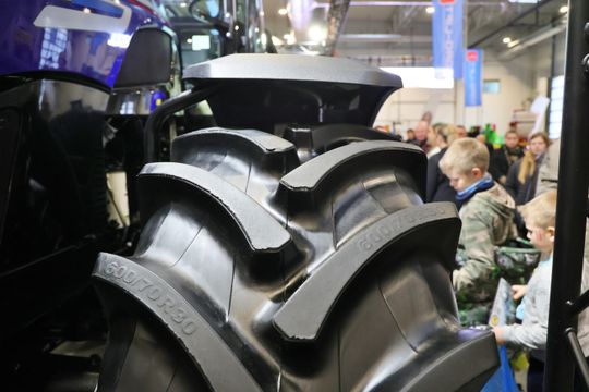 Agro - park. Pokaz nowoczesnego sprzętu rolniczego w halach Targów Lublin. 