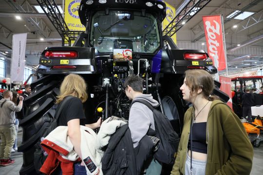 Agro - park. Pokaz nowoczesnego sprzętu rolniczego w halach Targów Lublin. 