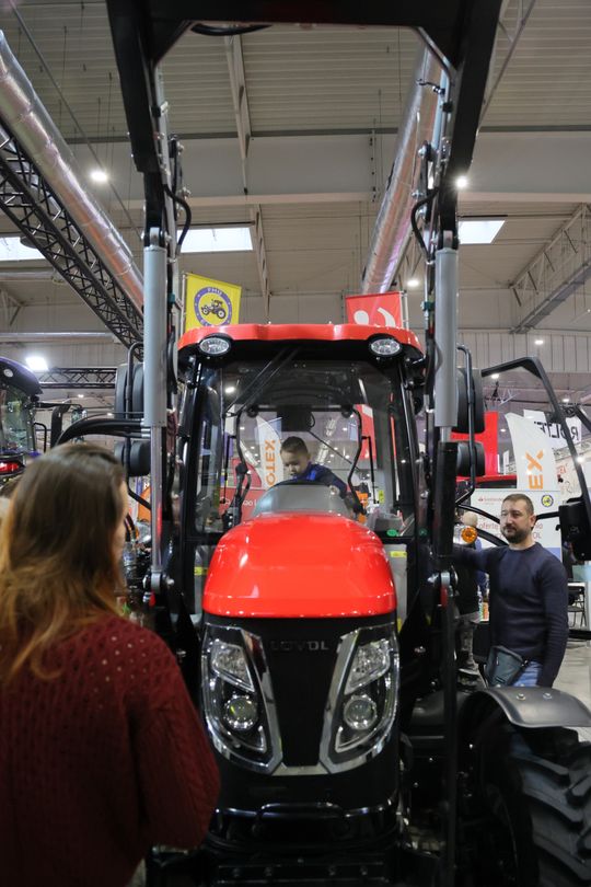 Agro - park. Pokaz nowoczesnego sprzętu rolniczego w halach Targów Lublin. 