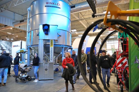 Agro - park. Pokaz nowoczesnego sprzętu rolniczego w halach Targów Lublin. 