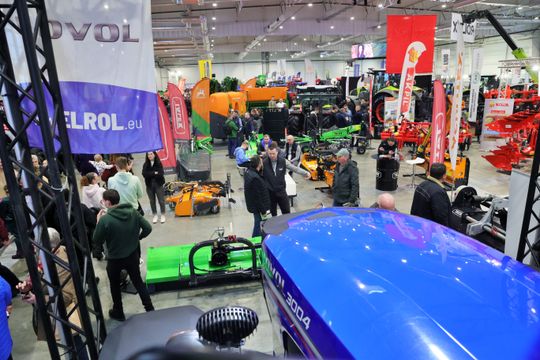 Agro - park. Pokaz nowoczesnego sprzętu rolniczego w halach Targów Lublin. 