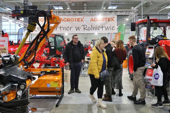 Agro - park. Pokaz nowoczesnego sprzętu rolniczego w halach Targów Lublin. 