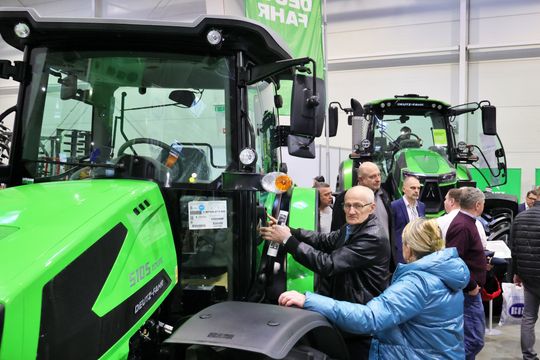 Agro - park. Pokaz nowoczesnego sprzętu rolniczego w halach Targów Lublin. 