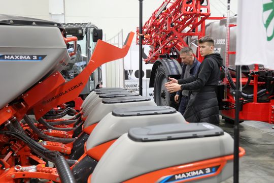 Agro - park. Pokaz nowoczesnego sprzętu rolniczego w halach Targów Lublin. 