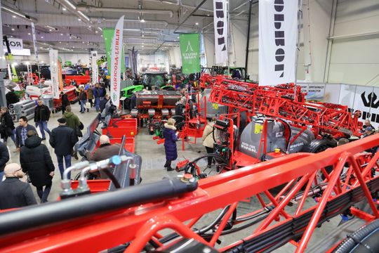 Agro - park. Pokaz nowoczesnego sprzętu rolniczego w halach Targów Lublin. 