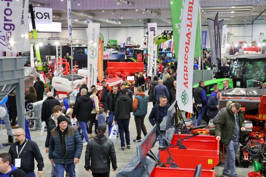 Agro - park. Pokaz nowoczesnego sprzętu rolniczego w halach Targów Lublin. 