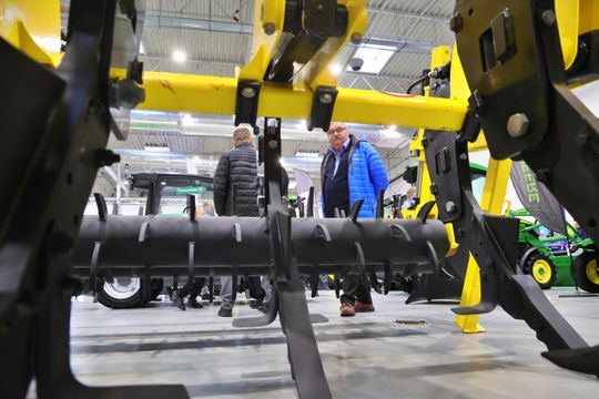 Agro - park. Pokaz nowoczesnego sprzętu rolniczego w halach Targów Lublin. 