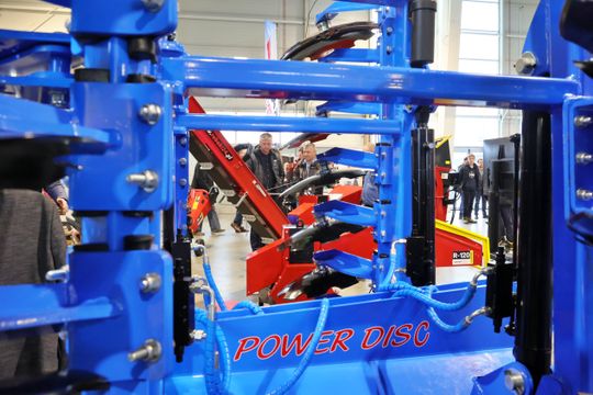 Agro - park. Pokaz nowoczesnego sprzętu rolniczego w halach Targów Lublin. 