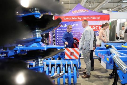Agro - park. Pokaz nowoczesnego sprzętu rolniczego w halach Targów Lublin. 