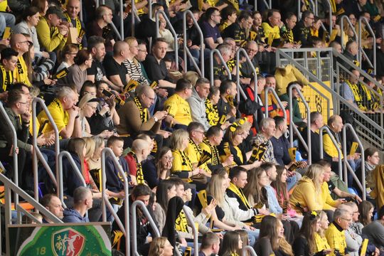 Tak bawili się kibice na meczu siatkarzy. Wsparcie trybun nie pomogło Luk Bogdanka znowu przegrała.