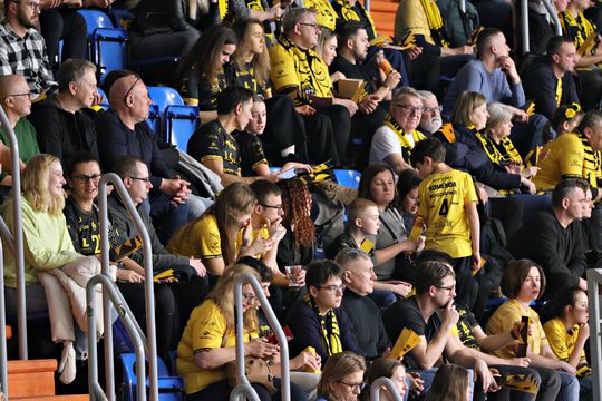 Tak bawili się kibice na meczu siatkarzy. Wsparcie trybun nie pomogło Luk Bogdanka znowu przegrała.