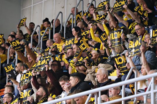 Tak bawili się kibice na meczu siatkarzy. Wsparcie trybun nie pomogło Luk Bogdanka znowu przegrała.