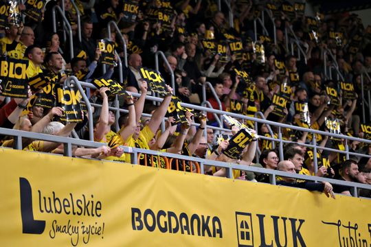 Tak bawili się kibice na meczu siatkarzy. Wsparcie trybun nie pomogło Luk Bogdanka znowu przegrała.