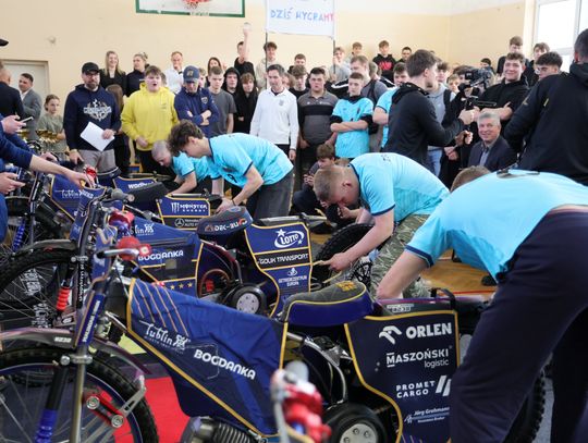 Szkolne mistrzostwa mechaników w Zespole Szkół Samochodowych.