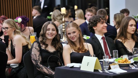 Bal studniówkowy XXX Liceum Ogólnokształcącego imienia Ks. Jana Twardowskiego.