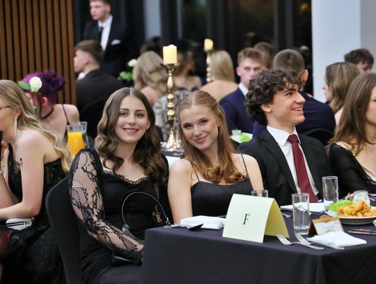 Bal studniówkowy 30 Liceum Ogólnokształcącego imienia Ks. Jana Twardowskiego.