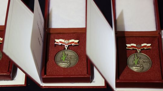 Dzień Służby Cywilnej - Wojewoda Lubelski wręczył pracownikom urzędu medale i odznaczenia