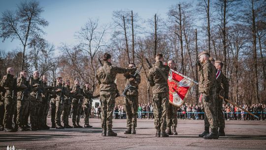 Nowi terytorialsi z województwa lubelskiego składają przysięgę wojskową w Kraśniku.