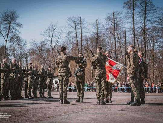 Nowi terytorialsi z województwa lubelskiego składają przysięgę wojskową w Kraśniku.