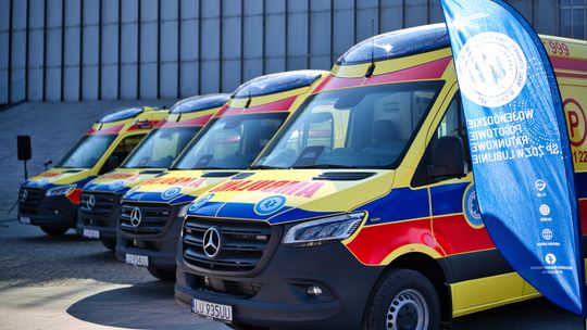 Przekazanie nowych karetek na Placu Teatralnym