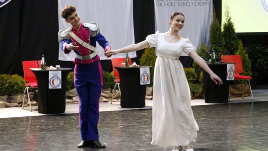 Polki, oberki, krakowiaki - taneczne pary rywalizują w Puławach