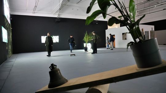 W hali galerii obejrzymy minimalistyczną wystawę Ukraińskiego artysty Pavlo Kovacha - „Hoc est corpus meum”.