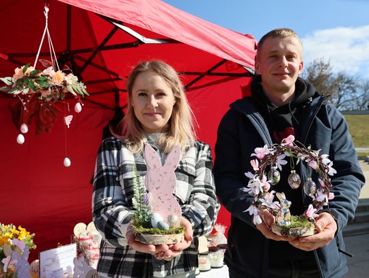 Jarmark świąteczny na placu zamkowym.