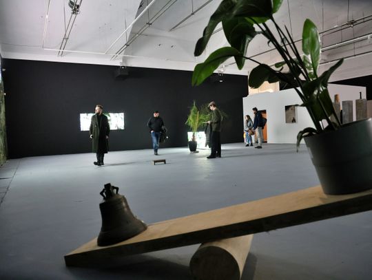 W hali galerii obejrzymy minimalistyczną wystawę Ukraińskiego artysty Pavlo Kovacha - „Hoc est corpus meum”.