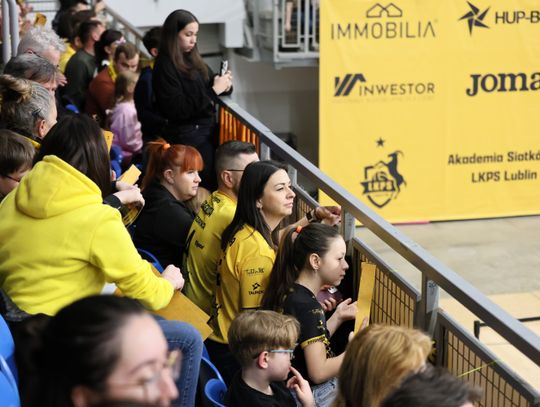 Zobacz zdjęcia kibiców z hali globus.