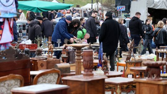Ostatnia niedziela miesiąca to czas na giełdę staroci. Plac Zamkowy znowu pełny zwiedzających i wystawców.