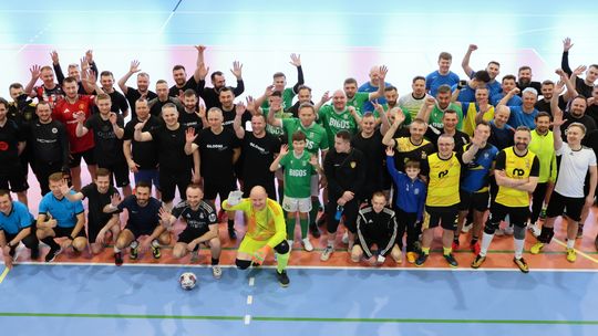 Charytatywny turniej piłkarski dla Adasia odbył się w hali szkoły podstawowej w Żabiej Woli.