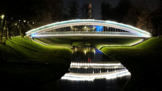 Lubelskie Dni Autyzmu: Baobab i kładka nad Bystrzycą podświetlone na niebiesko