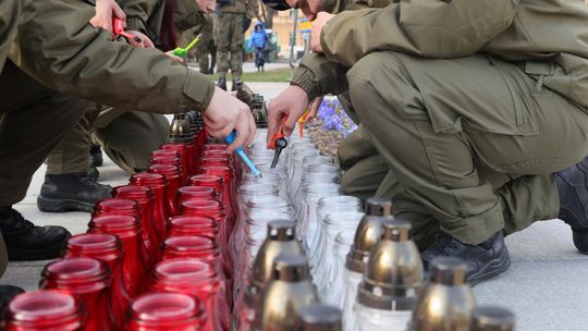 Obchody katastrofy smoleńskiej na Placu Litewskim.