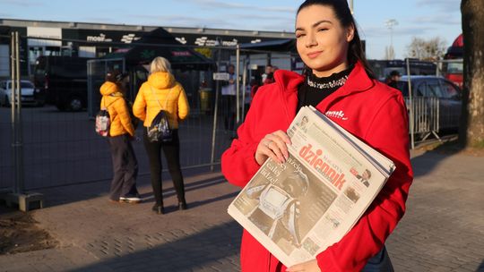 Rozdawaliśmy papierowe wydanie naszej gazety przed meczem żużla