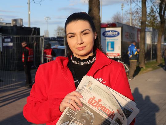 Rozdawaliśmy papierowe wydanie naszej gazety przed meczem żużla.