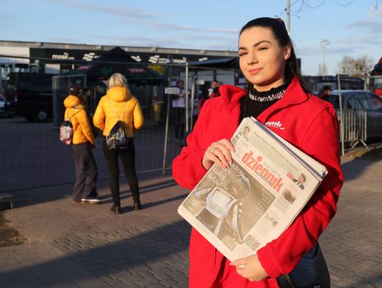 Rozdawaliśmy papierowe wydanie naszej gazety przed meczem żużla.