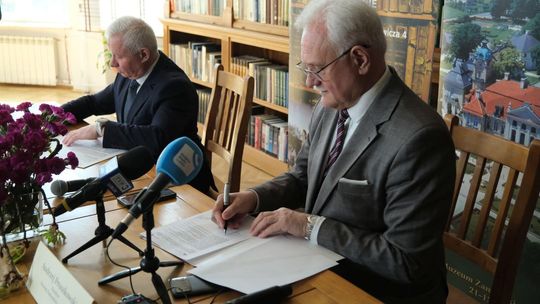 Podpisanie umowy współpracy między Wojewódzką Biblioteką Publiczną i Muzeum Zamoyskich w Kozłówce Podpisanie umowy współpracy między Wojewódzką Biblioteką Publiczną i Muzeum Zamoyskich w Kozłówce