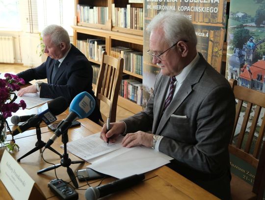 Podpisanie umowy współpracy między Wojewódzką Biblioteką Publiczną i Muzeum Zamoyskich w Kozłówce Podpisanie umowy współpracy między Wojewódzką Biblioteką Publiczną i Muzeum Zamoyskich w Kozłówce