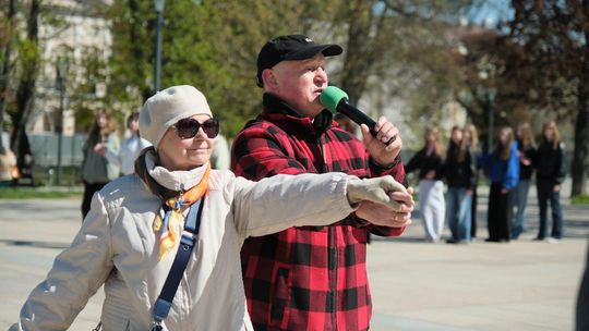 Międzypokoleniowe spotkanie z tańcem - potańcówka na Placu Litewskim