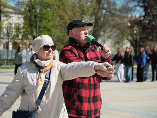 Międzypokoleniowe spotkanie z tańcem - potańcówka na Placu Litewskim