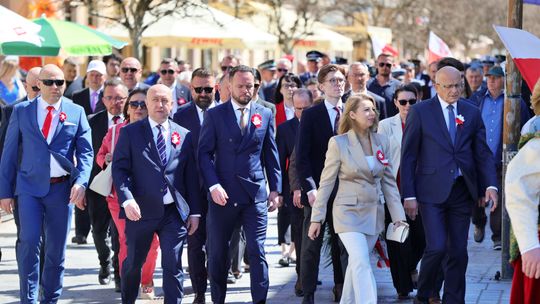 3 Maj na Placu Litewskim. Oficjalne uroczystości, festyn i wspólny polonez.