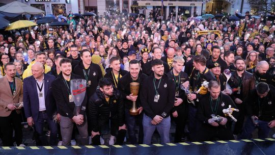 Siatkarze Bogdanki LUK Lublin spotkali się na deptaku z kibicami. Deszczowa feta z okazji zdobycia vice Mistrzostwa Polski.