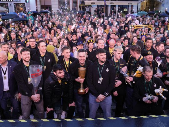 Siatkarze Luk Bogdanki Lublin spotkali się na deptaku z kibicami. Deszczowa feta z okazji zdobycia vice Mistrzostwa Polski.