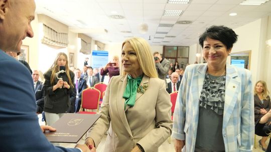 Wręczenie 21 umów EFS w Wojewódzkim Urząd Pracy.