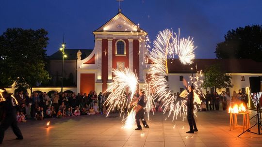 Spektakl Fundacji Sztukmistrze - pokaz fireshow na Placu Litewskim