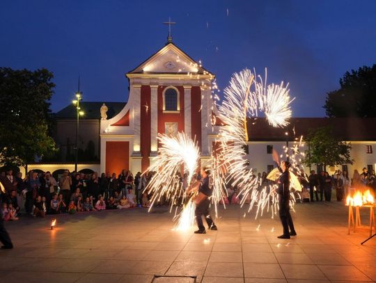 Spektakl Fundacji Sztukmistrze - pokaz fireshow na Placu Litewskim