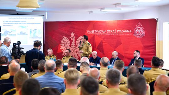 Uroczysta odprawa strażaków po pożarze Puszczy Solskiej