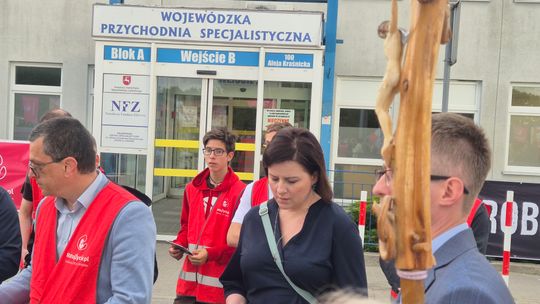 Różaniec pod szpitalem wojewódzkim zorganizowany przez fundację Kai Godek